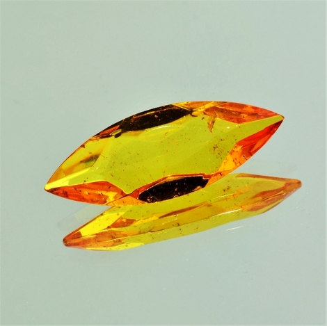 Bernstein, Navette facettiert (5,24 ct.) aus Litauen Bernstein, Navette facettiert (5,24 ct.) aus Litauen