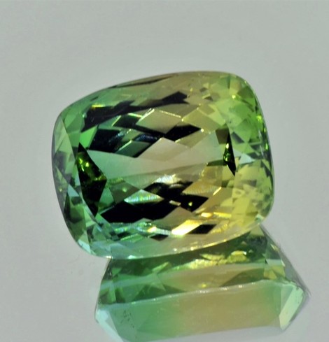 Bicolor-Turmalin antikoval grün+gelb 24,46 ct. Bicolor-Turmalin antikoval grün+gelb 24,46 ct.