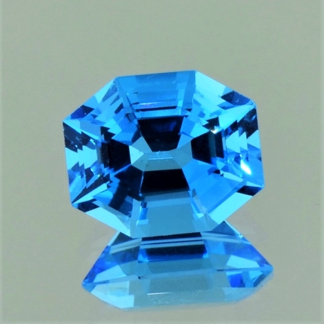 Blautopas, Design-Achteck facettiert (6,60 ct.) aus Brasilien (Minas Gerais, Marambaia) Blautopas, Design-Achteck facettiert (6,60 ct.) aus Brasilien (Minas Gerais, Marambaia)