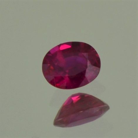 Rubin, Oval facettiert (0,69 ct.) aus Burma (Myanmar) Rubin, Oval facettiert (0,69 ct.) aus Burma (Myanmar)
