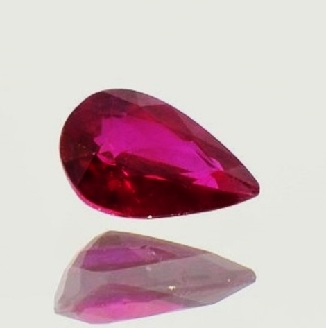 Rubin, Tropfen facettiert (1,09 ct.) aus Burma (Myanmar)