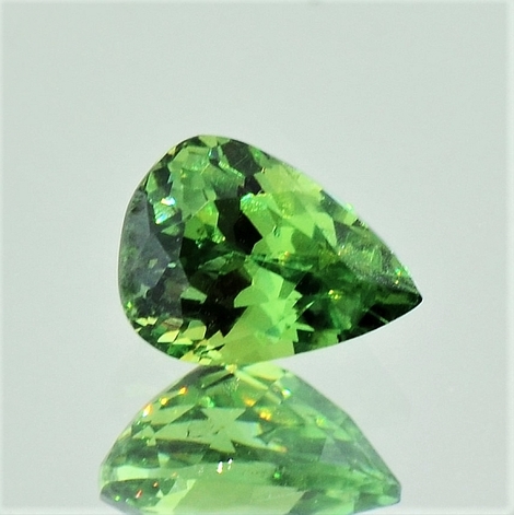 Demantoid, Tropfen facettiert (1,44 ct.) aus Namibia (Erongo, Green Dragon Mine)