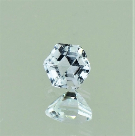 Goshenit, Sechseck facettiert (0,51 ct.) aus Brasilien Goshenit, Sechseck facettiert (0,51 ct.) aus Brasilien