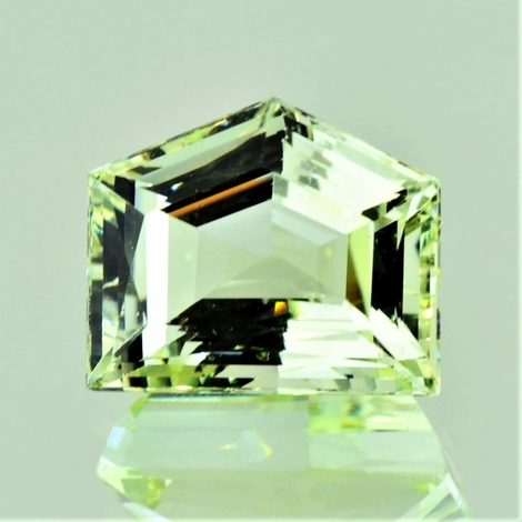 Heliodor, Freiform facettiert (12,80 ct.) aus Afrika Heliodor, Freiform facettiert (12,80 ct.) aus Afrika