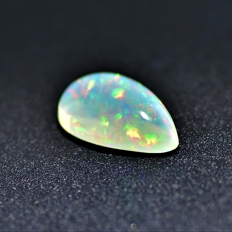 Edelopal, Tropfen Cabochon (3,58 ct.) aus Äthiopien (Welo) Edelopal, Tropfen Cabochon (3,58 ct.) aus Äthiopien (Welo)