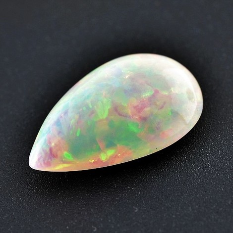 Precious Opal cabochon pear weiss-opalisierend 16.79 ct