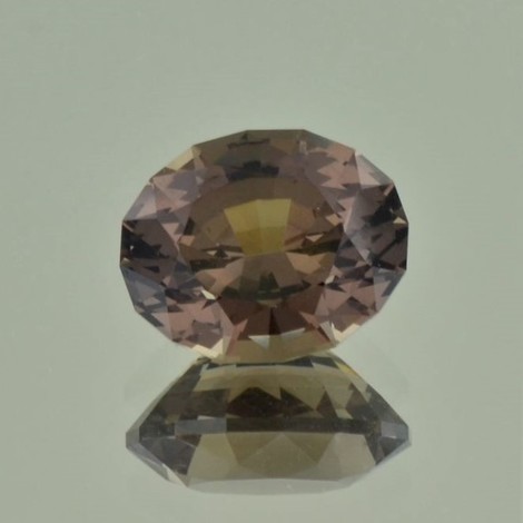 Farbwechselnder Granat, Oval facettiert (6,85 ct.) aus Mosambik