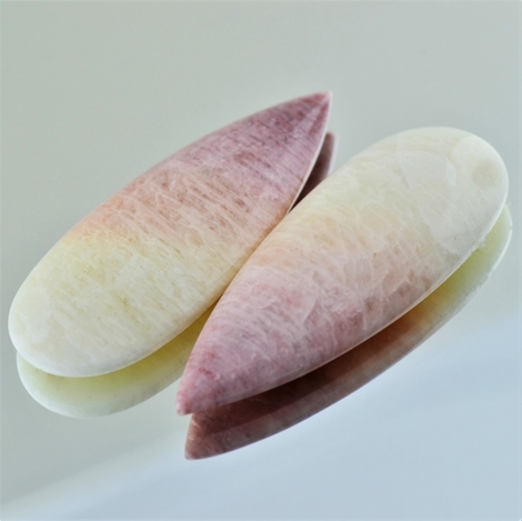 Feldspat Duo, Tropfen Cabochon (49,67 ct.) aus Brasilien Feldspat Duo, Tropfen Cabochon (49,67 ct.) aus Brasilien