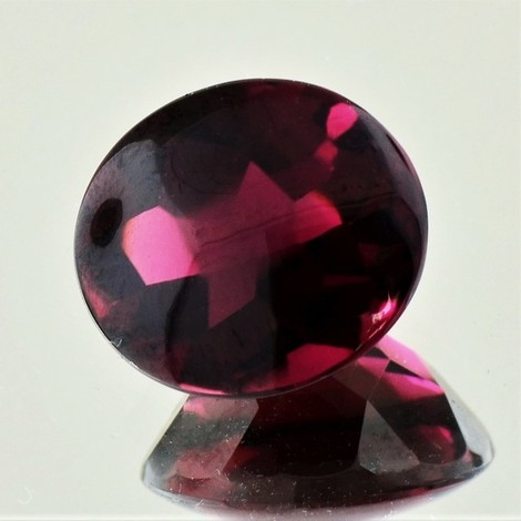 Almandin Granat, Oval Bufftop (10,62 ct.) aus Madagaskar Almandin Granat, Oval Bufftop (10,62 ct.) aus Madagaskar
