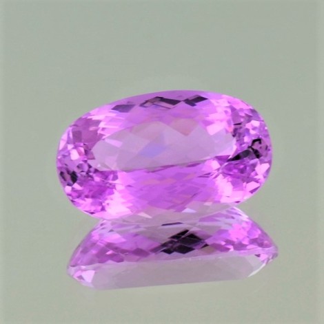 Kunzit, Oval facettiert (24,46 ct.) aus Afghanistan (Patroke Mine) Kunzit, Oval facettiert (24,46 ct.) aus Afghanistan (Patroke Mine)