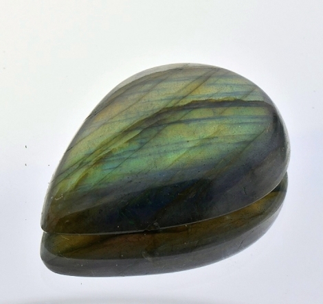 Labradorit, Tropfen Cabochon (53,11 ct.) aus Madagaskar Labradorit, Tropfen Cabochon (53,11 ct.) aus Madagaskar