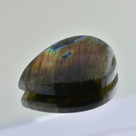 Labradorit, Tropfen Cabochon (77,17 ct.) aus Madagaskar