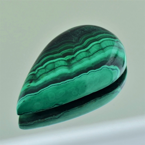 Malachit, Tropfen Cabochon (55,73 ct.) aus Namibia (Ogonja Mine) Malachit, Tropfen Cabochon (55,73 ct.) aus Namibia (Ogonja Mine)