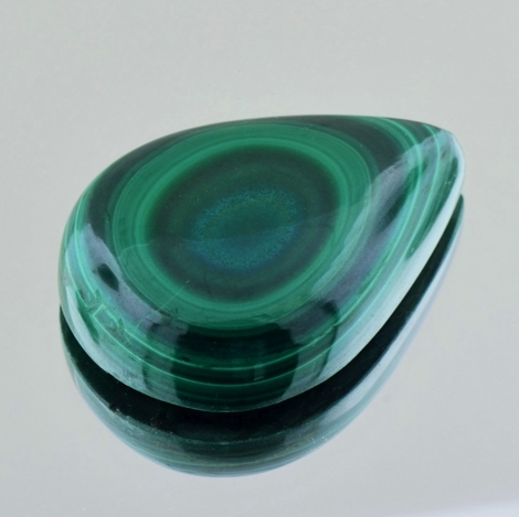 Malachit, Tropfen Cabochon (73,08 ct.) aus Namibia (Ogonja Mine) Malachit, Tropfen Cabochon (73,08 ct.) aus Namibia (Ogonja Mine)