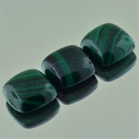 Malachit Lot, Antikquadrat Cabochon (15,83 ct.) aus Afrika Malachit Lot, Antikquadrat Cabochon (15,83 ct.) aus Afrika