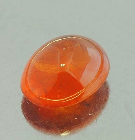 Mandarin-Granat, Oval Cabochon (5,40 ct.) aus Nigeria Mandarin-Granat, Oval Cabochon (5,40 ct.) aus Nigeria