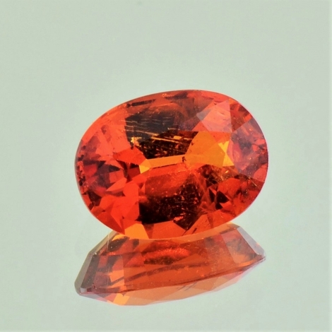 Mandarin-Granat, Oval facettiert (4,23 ct.) aus Mosambik Mandarin-Granat, Oval facettiert (4,23 ct.) aus Mosambik