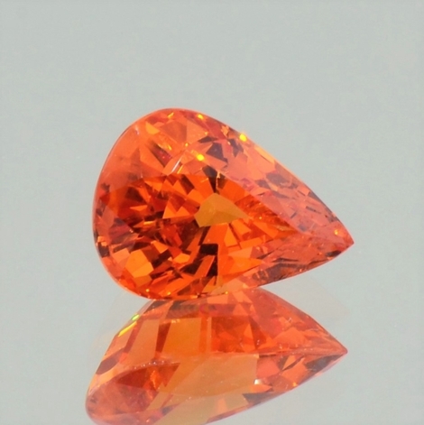 Mandarin Granat, Tropfen facettiert (6,94 ct.) aus Nigeria (Iseyin) Mandarin Granat, Tropfen facettiert (6,94 ct.) aus Nigeria (Iseyin)
