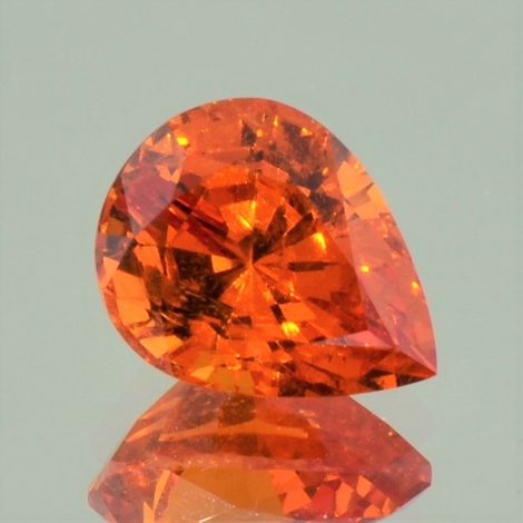 Mandarin Granat, Tropfen facettiert (9,33 ct.) aus Nigeria Mandarin Granat, Tropfen facettiert (9,33 ct.) aus Nigeria