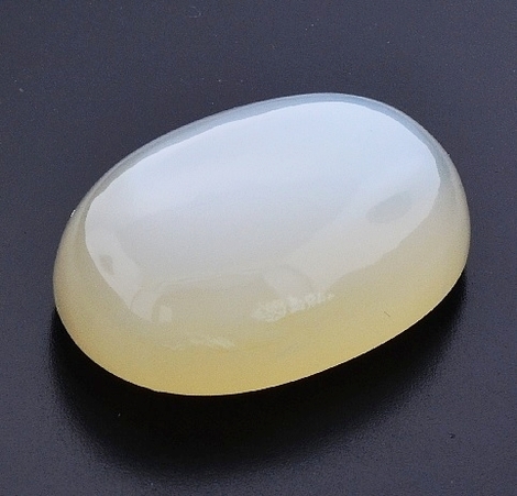 Moonstone Cabochon oval weiss-getönt 47.01 ct