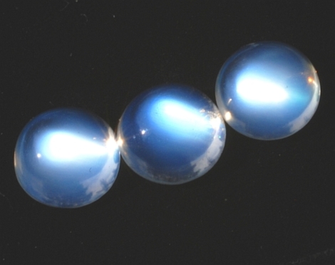Mondstein Trio Cabochon rund bläulich-weiss 1,9 ct Mondstein Trio Cabochon rund bläulich-weiss 1,9 ct