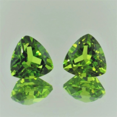 Peridot Duo, Trillion facettiert (5,94 ct.) aus Pakistan Peridot Duo, Trillion facettiert (5,94 ct.) aus Pakistan
