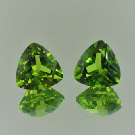 Peridot Duo, Trillion facettiert (6,31 ct.) aus Pakistan Peridot Duo, Trillion facettiert (6,31 ct.) aus Pakistan