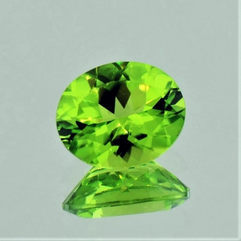 Peridot, Oval facettiert (2,95 ct.) aus Pakistan Peridot, Oval facettiert (2,95 ct.) aus Pakistan