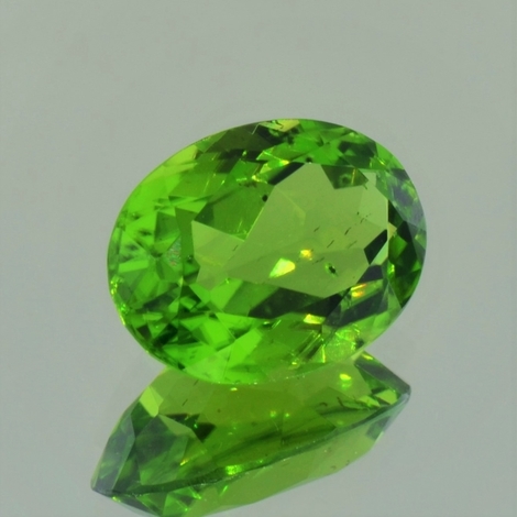 Peridot oval 9,39 ct Peridot oval 9,39 ct