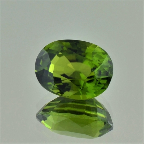Peridot oval grün 12,04 ct