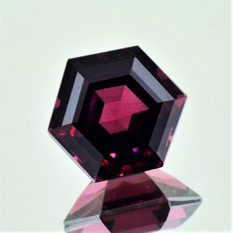 Rhodolite hexagon 6.58 ct Rhodolite hexagon 6.58 ct