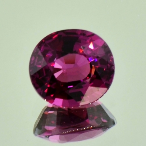 Rhodolith, Oval facettiert (3,74 ct.) aus Mosambik (Manica) Rhodolith, Oval facettiert (3,74 ct.) aus Mosambik (Manica)