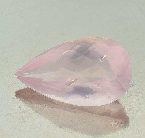 Rosenquarz, Tropfen facettiert (18,28 ct.) aus Brasilien Rosenquarz, Tropfen facettiert (18,28 ct.) aus Brasilien