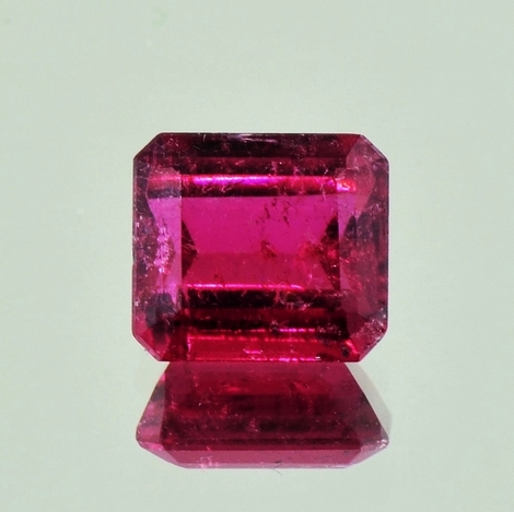 Rubellit, Achteck facettiert (4,10 ct.) aus Brasilien Rubellit, Achteck facettiert (4,10 ct.) aus Brasilien
