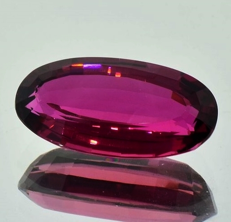 Rubellit, Oval facettiert (10,28 ct.) aus Nigeria (Ibadan) Rubellit, Oval facettiert (10,28 ct.) aus Nigeria (Ibadan)