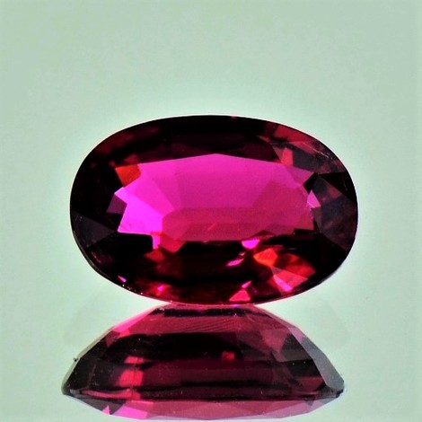 Rubellit, Oval facettiert (3,36 ct.) aus Nigeria Rubellit, Oval facettiert (3,36 ct.) aus Nigeria