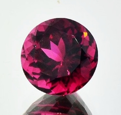 Rubellit, Rund facettiert (8,87 ct.) aus Brasilien (Minas Gerais) Rubellit, Rund facettiert (8,87 ct.) aus Brasilien (Minas Gerais)