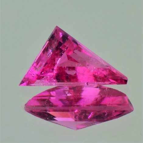 Rubellit, Trillion facettiert (2,35 ct.) aus Brasilien Rubellit, Trillion facettiert (2,35 ct.) aus Brasilien