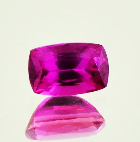 Rubin, Antikoval facettiert (1,55 ct.) aus Mosambik (Mashamba) Rubin, Antikoval facettiert (1,55 ct.) aus Mosambik (Mashamba)
