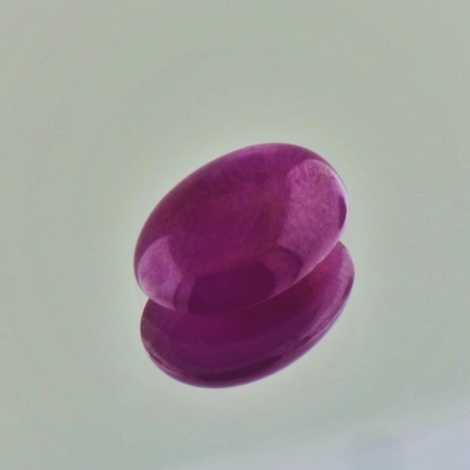 Rubin, Oval Cabochon (3,85 ct.) aus Madagaskar Rubin, Oval Cabochon (3,85 ct.) aus Madagaskar