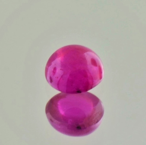 Rubin, Rund Cabochon (0,81 ct.) aus Burma (Myanmar) Rubin, Rund Cabochon (0,81 ct.) aus Burma (Myanmar)