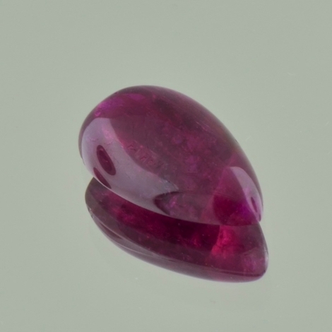 Rubin, Tropfen Cabochon (6,64 ct.) aus Afrika Rubin, Tropfen Cabochon (6,64 ct.) aus Afrika