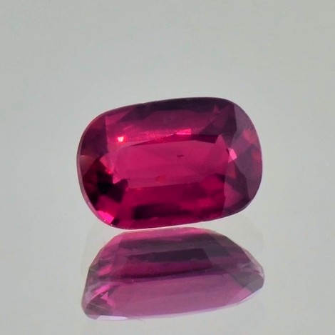 Rubin, Antikoval facettiert (3,05 ct.) aus Mosambik (Montepuez) Rubin, Antikoval facettiert (3,05 ct.) aus Mosambik (Montepuez)