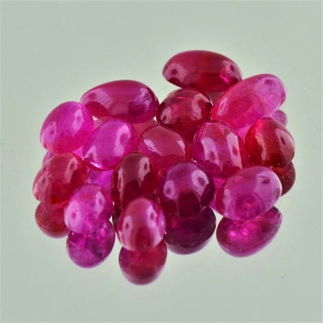 Rubin Lot, Oval & Tropfen Cabochon (20,39 ct.) aus Burma (Myanmar) Rubin Lot, Oval & Tropfen Cabochon (20,39 ct.) aus Burma (Myanmar)