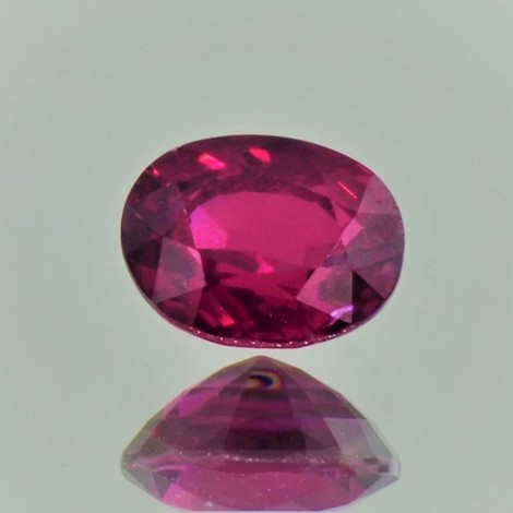 Rubin, Oval facettiert (2,68 ct.) aus Mosambik (Montepuez) Rubin, Oval facettiert (2,68 ct.) aus Mosambik (Montepuez)