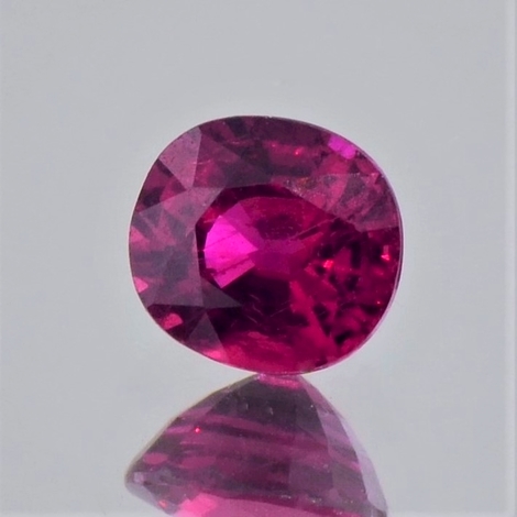 Rubin, Oval facettiert (1,24 ct.) aus Mosambik (Montepuez) Rubin, Oval facettiert (1,24 ct.) aus Mosambik (Montepuez)