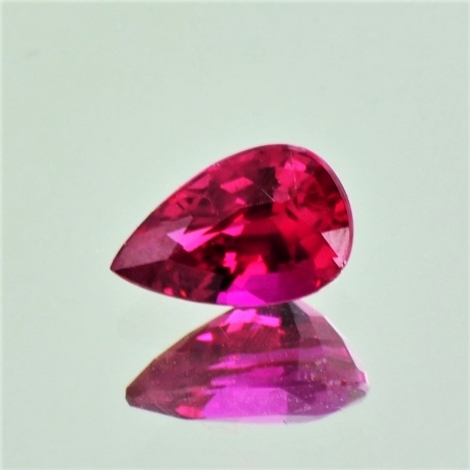 Rubin, Tropfen facettiert (1,12 ct.) aus Mosambik (Montepuez) Rubin, Tropfen facettiert (1,12 ct.) aus Mosambik (Montepuez)