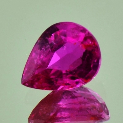 Rubin, Tropfen facettiert (2,00 ct.) aus Mosambik (Mashamba) Rubin, Tropfen facettiert (2,00 ct.) aus Mosambik (Mashamba)