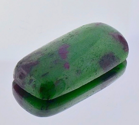 Rubin-Zoisit, Antik Cabochon (66,97 ct.) aus Tansania (Longido) Rubin-Zoisit, Antik Cabochon (66,97 ct.) aus Tansania (Longido)
