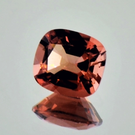 Skapolith, Antikoval facettiert (1,37 ct.) aus Tansania Skapolith, Antikoval facettiert (1,37 ct.) aus Tansania